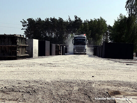 Szamba betonowe Jarosław - załadunek zbiornika na transport